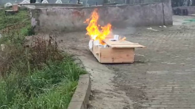 Cenazeden sonra tabutu yaktılar