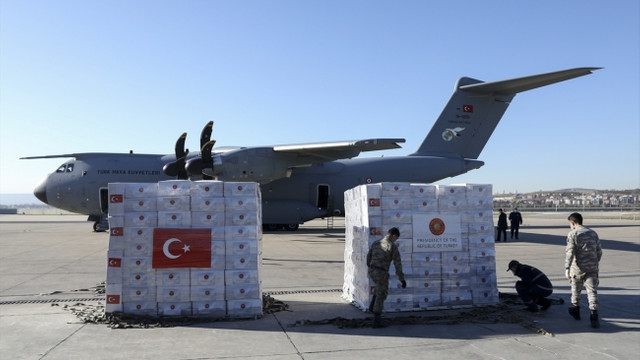 Türkiye'den İngiltere ve Libya'ya tıbbi malzeme yardımı