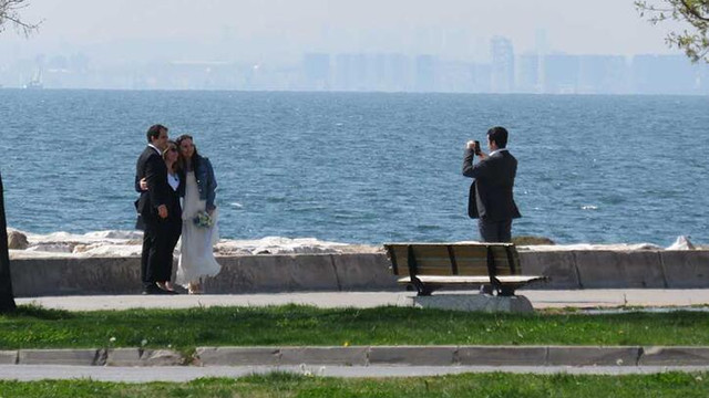 Sahilde nikah öncesi ''sosyal mesafesiz'' hatıra fotoğrafı