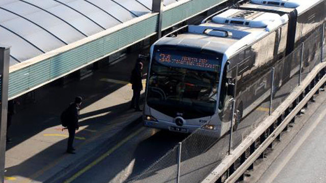 Istanbul Da Metrobus Seferleri Durdu Yerel