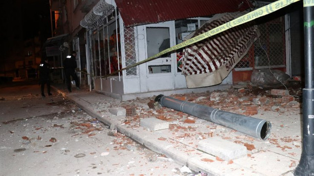 Gece yarısı 5 katlı apartmanın çatısı çöktü
