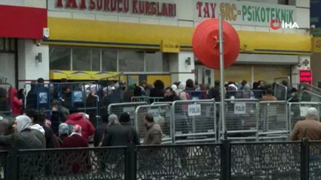 İstanbul'da kapalı şube önünde yardım kuyruğu !