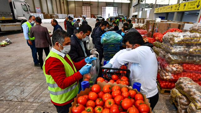 Izmir De Sebze Meyve Hali Esnafindan Yardim Eli Yerel