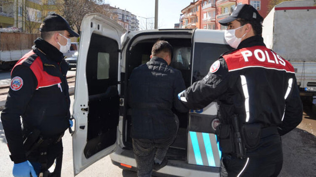 Yasağa uymayan gençler polise yakalandı