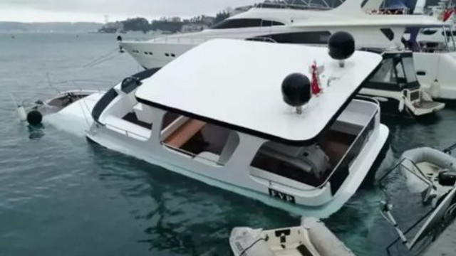 Bebek sahilinde lüks tekne battı !