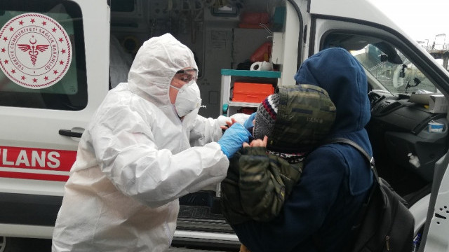 Metrobüste panik! Hasta çocuklar ambulansla hastaneye götürüldü