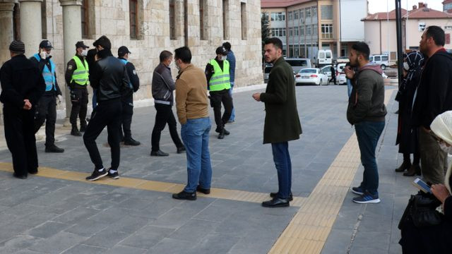 İzin kuyruğunu yardım kuyruğu sanıp sıraya girdiler !