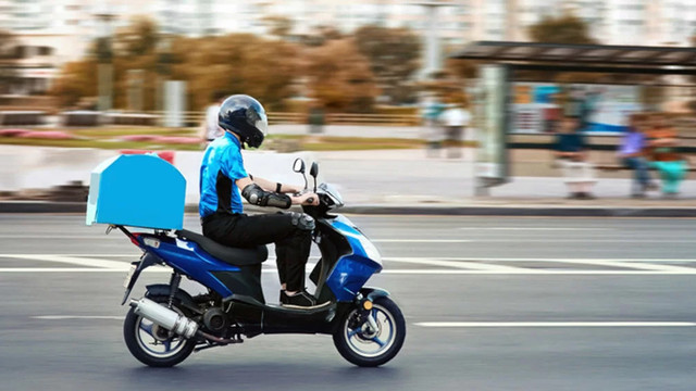 İstanbul'un boş sokakları motosikletli kuryelere kaldı