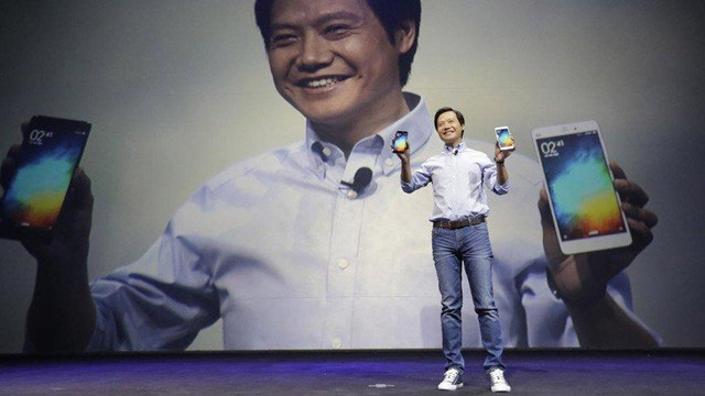 Xiaomi'nin CEO'su iPhone kullanırken yakalandı