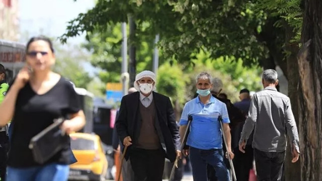 65 yaş üstü vatandaşların sokağa çıkma saatleri değişti