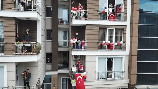 Saat 19:19'da herkes balkonlara!