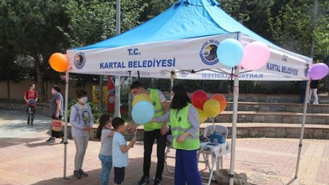 Kartallı Miniklere Balonlu Sürpriz