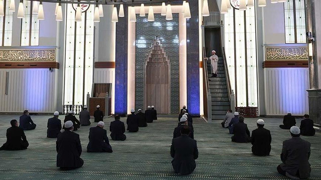Camilerde bayram namazı kılınacak mı ? Diyanet açıkladı