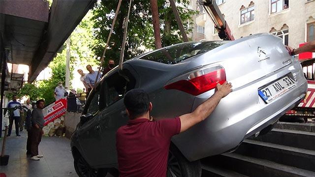 Merdivenlere uçan aracı o halde bırakıp kaçtı!
