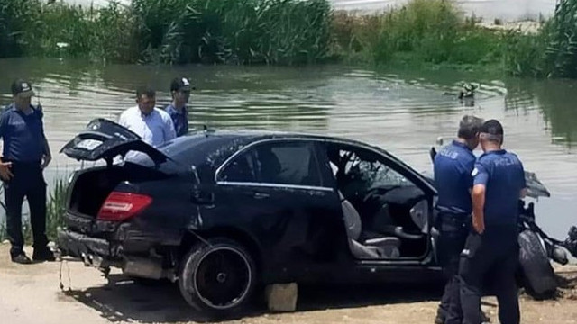 Mersin'de bir araç sulama kanalına uçtu: 3 ölü