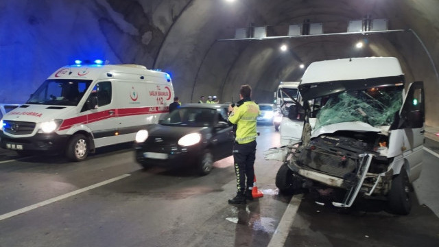 Yolcu minübüsü kamyonete çarptı: 8 yaralı