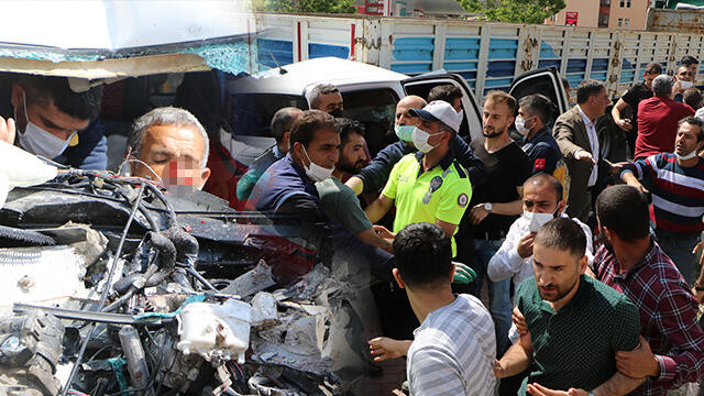 Akılalmaz olay! Kaza yerinde polis ekiplerine saldırı!