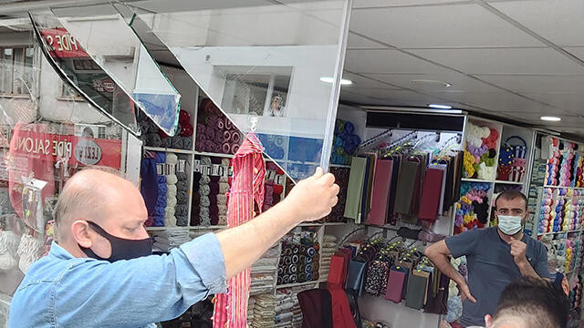 Şiddetli rüzgar az kalsın can alıyordu! Kırılan cam üzerine düştü