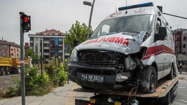 Bahçelievler'de ambulans kazası: 3 yaralı