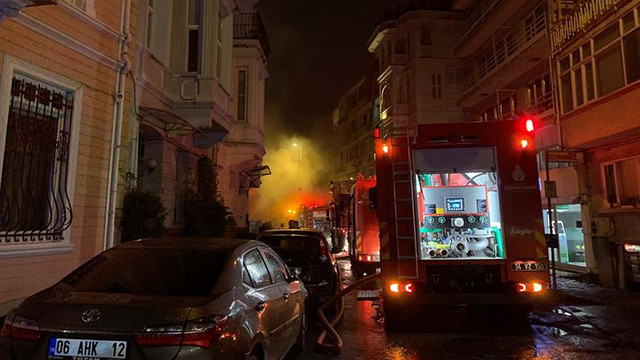 İstanbul'da geceyarısı korkutan yangın!