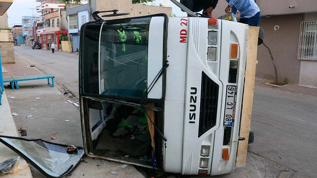 Tarım işçilerini taşıyan servisler çarpıştı