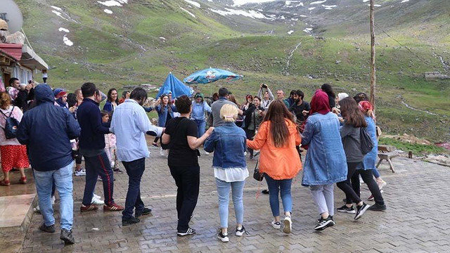 Diyanet'ten ''kadınlı - erkekli horon''a veto!