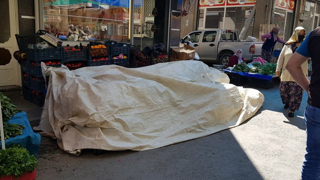 Pazarda skandal olay! Şalvarının içinde doğurup, tezgahın altına terketti!