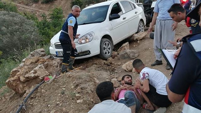 Hareket eden aracı tutmaya kalkıştı, altında kaldı