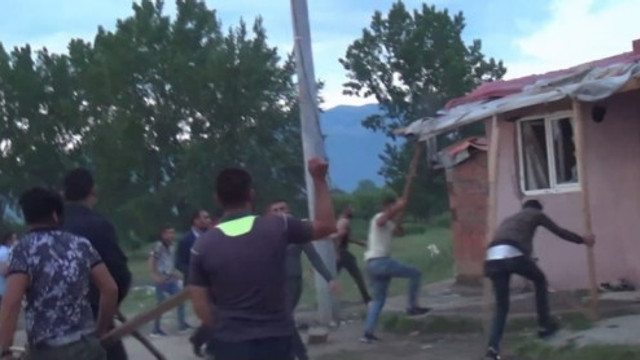 Polisi şehit eden zanlının evini taşladılar
