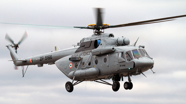 Hindistan'da askeri helikopter düştü