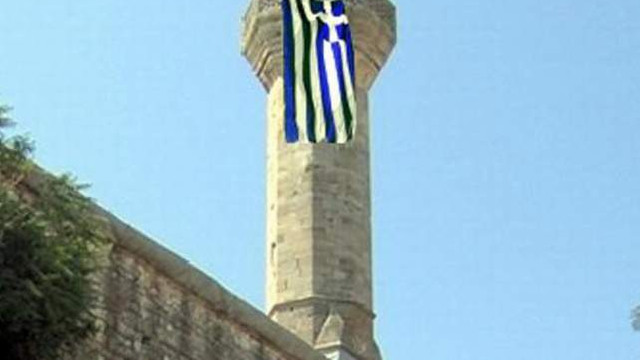 Cami minaresine Yunanistan bayrağı astılar!