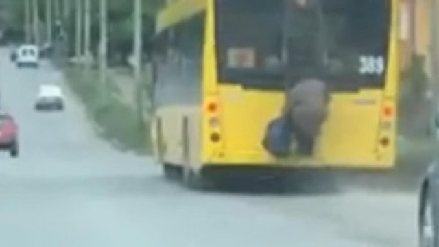 Tedbirler kapsamında otobüse binemeyen 70 yaşındaki kadın çareyi buldu!