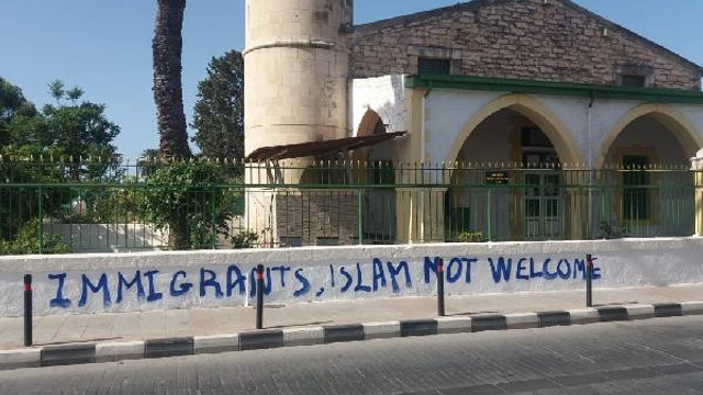 Güney Kıbrıs'ta camiye çirkin saldırı!