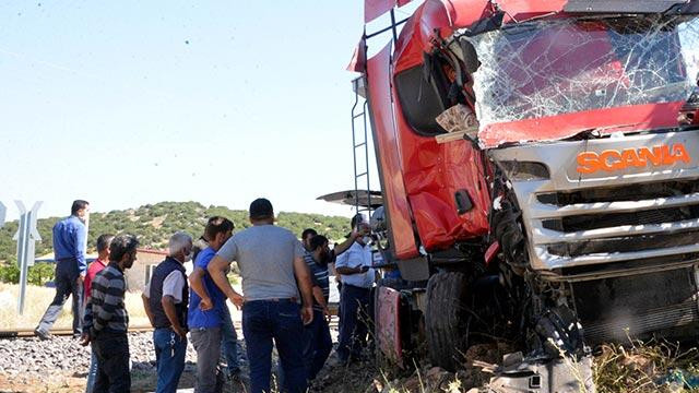 Tren ile TIR çarpıştı: 1 ölü!