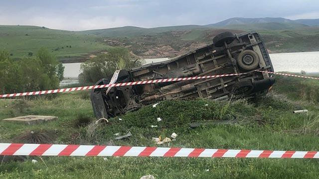 Cenaze aracı şarampole devrildi: 1 ölü