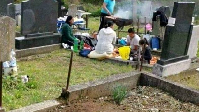 ''Mezarlıkta mangal'' fotoğrafı olay oldu!