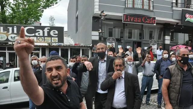 Kars'ta ihale gerginliği! ''Kayyum kayyum'' sloganları attılar