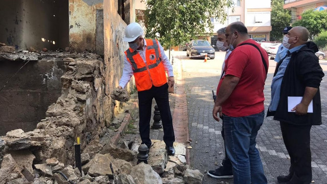 Kartal'da madde bağımlılarının mesken tuttuğu metruk bina yıkıldı