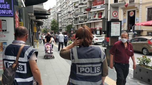 ''Maske takın'' diye uyaran polise bıçakla saldırdılar!