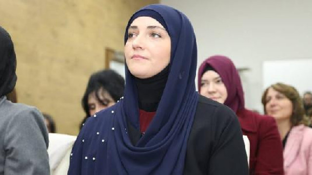 Sırbistan'da bir ilk: Başörtülü vekil meclise girdi