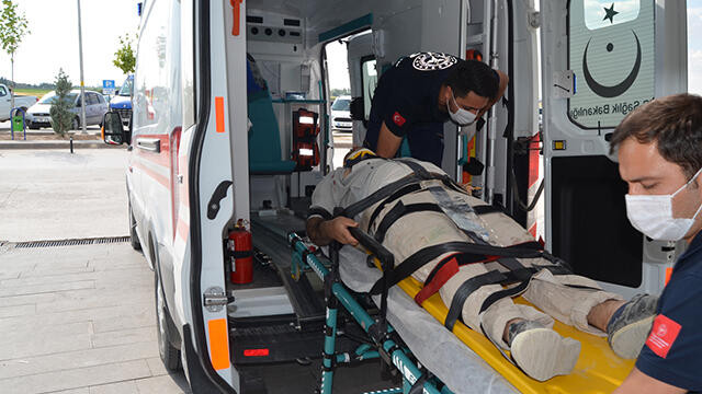 İskeleden düşen inşaat işçisi ağır yaralandı