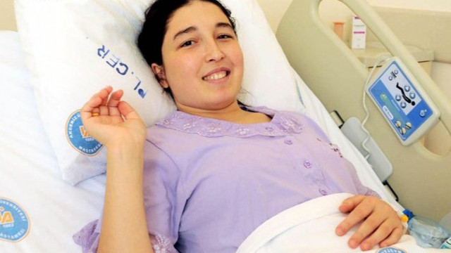 Kadavradan rahim nakli yapılan genç kadın anne oldu