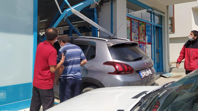 Markette alışveriş yapanlara otomobil çarptı