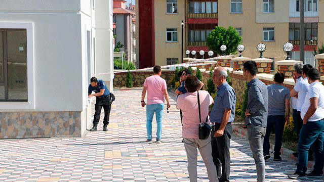 Dokuzuncu katın balkonundan düşerek öldü!