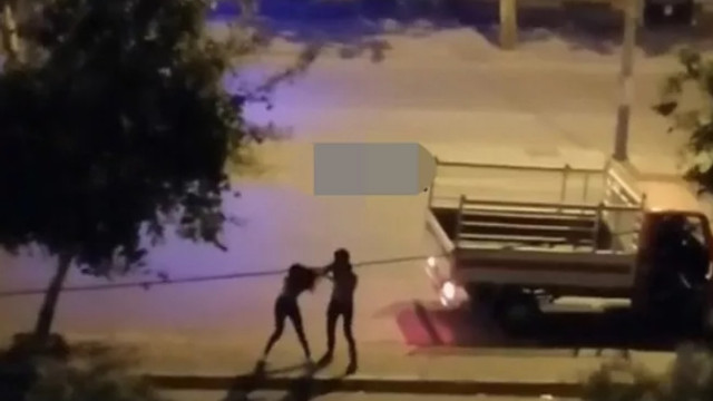 Sokak ortasında genç kıza şiddet kamerada