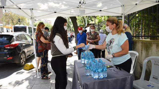Kadikoy Belediyesi Sinava Giren Ogrencilerin Yaninda Yerel