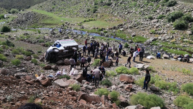 17 kişiyi taşıyan kamyonet şarampole uçtu
