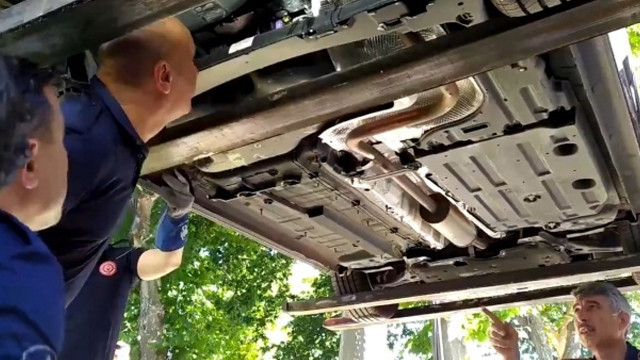Fatih'te yılan paniği! Otomobilin altına giren yılan böyle çıkarıldı