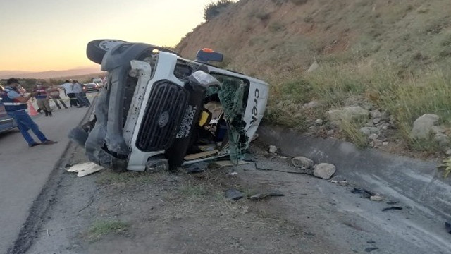 Minibüs lastiği patladı! Devrilen araçtaki 16 kişi yaralandı
