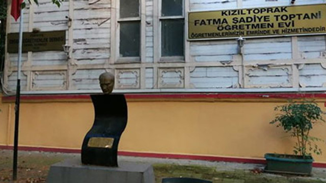 Öğretmenleri kapıya koydular!